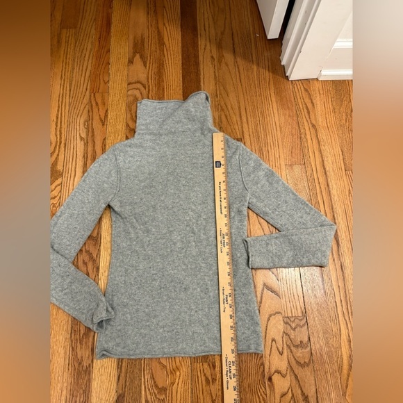 Women’s 100% Cashmere turtle Neck Sweater Gray Size M - Picture 6 of 6